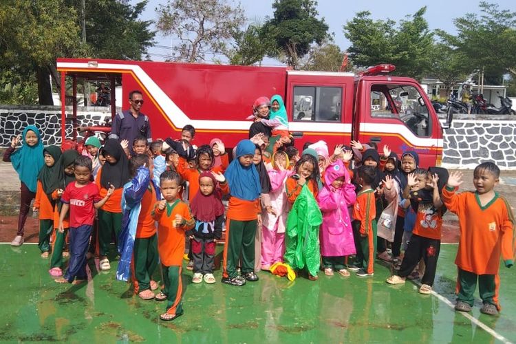 PT Timah Tbk melakukan edukasi bagi siswa PAUD Stania Madani Kids, Kundur bahaya api (7/2/2024).