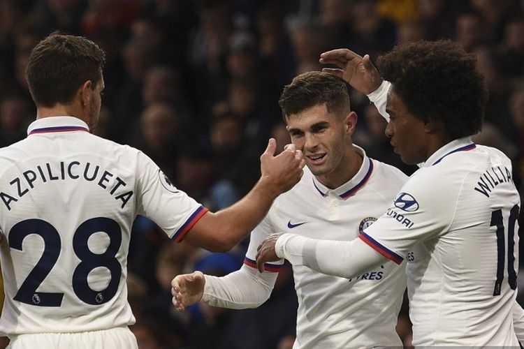 Cesar Azpilicueta dan Willian merayakan gol Christian Pulisic pada pertandingan Burnley vs Chelsea dalam lanjutan Liga Inggris di Stadion Turf Moor, 26 Oktober 2019. 