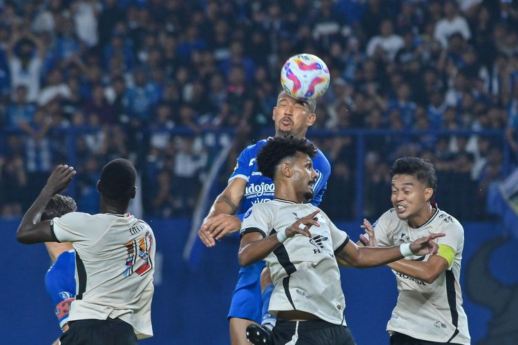 Bek Persib Bandung Gustavo Franca memenangi duel udara di area pertahanan PSM makassar dalam pertandingan pekan ke-21 Liga 1 2024-2025, Sabtu (1/2/2025) di Stadion Gelora Bandung Lautan Api (GBLA). 