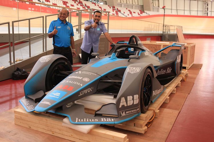 Chairman Organizing Committee (OC) Jakarta EPrix 2022, Ahmad Sahroni (kanan)  dan Direktur Utama PT Jakarta Propertindo (Jakpro) Widi Amanasto (kiri) berfoto di dekat mobil usail unboxing replika mobil Formula E  di Stadion Balap Sepeda Velodrome, Rawamangun, Jakarta , Kamis (26/5/2022). Panitia penyelenggara Formula E Jakarta, memperkenalkan replika Mobil Balap berteknologi ramah lingkungan yang akan dipamerkan pada laga Formula E 4 Juni 2022.