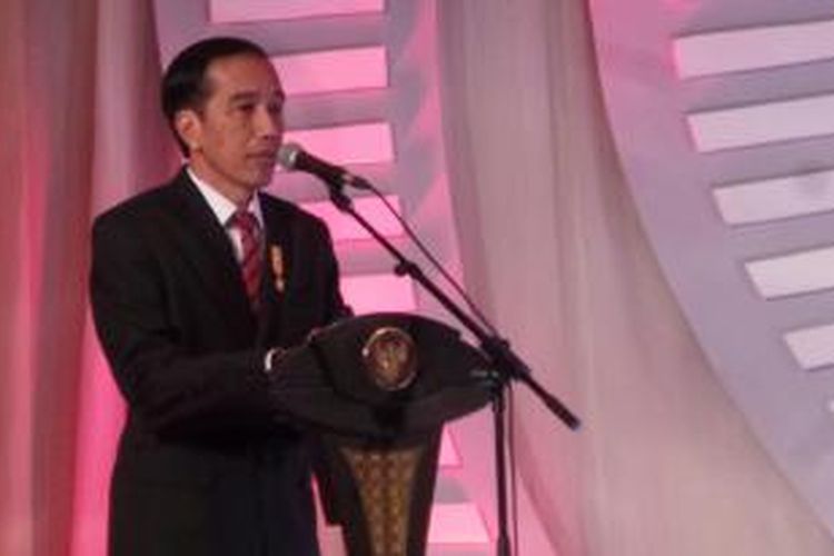 Presiden Joko Widodo saat berpidato dalam pertemuan dengan Ketua Liga Parlemen jepang dan 1.100 warga Jepang di Hotel Mulia, Jakarta Selatan, Senin (23/11/2015) malam.