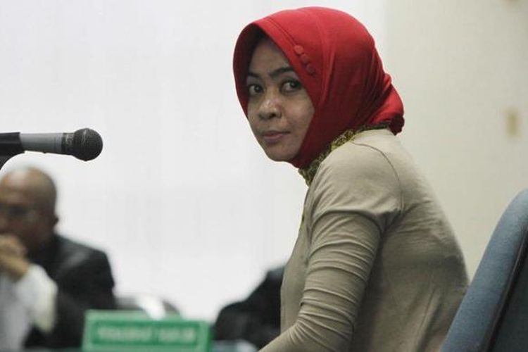 Anggota DPR dari Fraksi PAN, Wa Ode Nurhayati, menjalani sidang perdana di Pengadilan Tindak Pidana Korupsi, Jakarta Selatan, Rabu (13/6/2012). Dia didakwa menerima uang suap Rp 6 miliar untuk meloloskan daerah penerima Dana Penyesuaian Infrastruktur Daerah.  