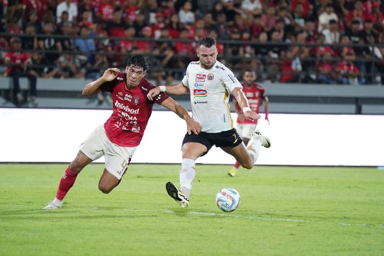 Penyerang Persija, Marko Simic, beraksi pada laga Liga 1 2023-2024 kontra Bali United di Stadion Kapten I Wayan Dipta, Gianyar, Bali pada Sabtu (30/3/2024).