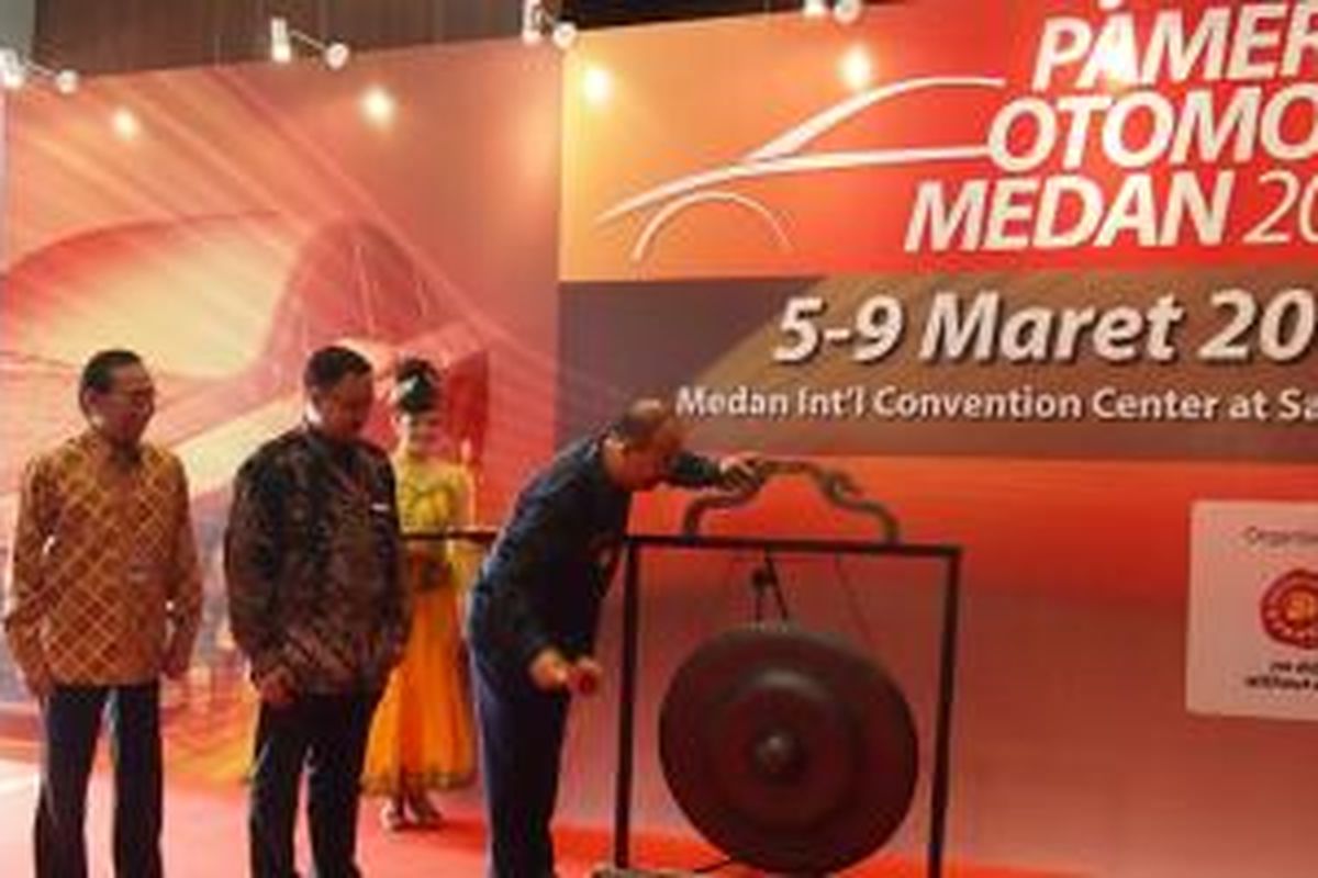 POM 2014 dbuka Walikota Medan, Drs Dzulmi Eldin, disaksikan oleh Bambang Setiawan (Dyandra), Noegardjito (Gaikindo) dan Lia Indriasari (Dyandra)