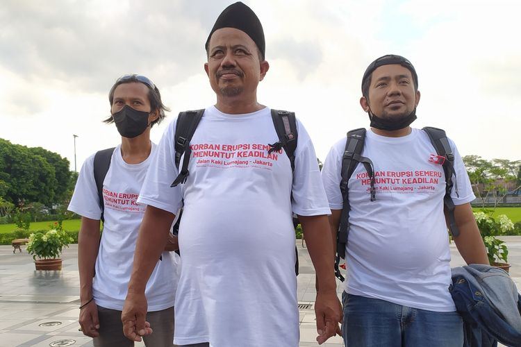 Korban erupsi Gunung Semeru, Masbud, Pangat, dan Nor Holik (dari kiri ke kanan) singgah di Purwokerto, Kabupaten Banyumas, Jawa Tengah, Jumat (1/7/2022).