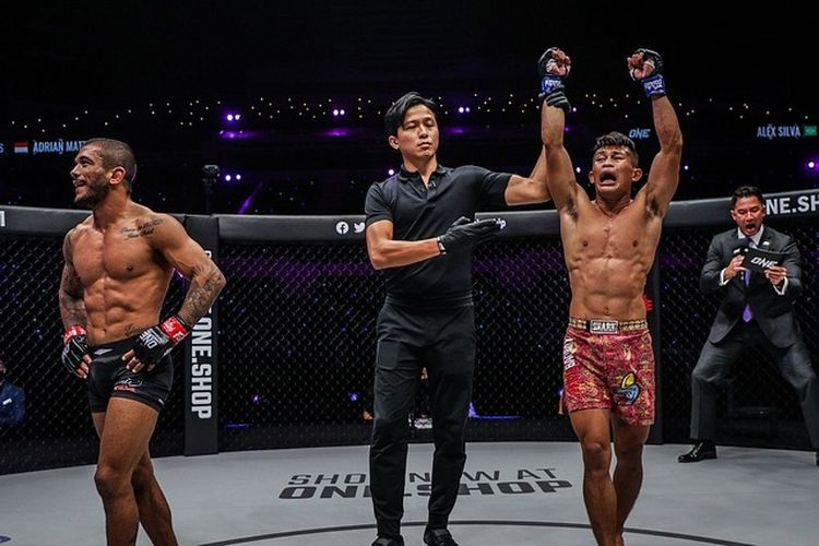 Petarung Adrian Mattheis Papua Badboy mencatat kemenangan KO ronde kedua atas Alex Silva dari Brasil dalam pertarungan kelas bantam (56kg) ONE Championship di Singapura, Jumat (11/3/2022) lalu. 