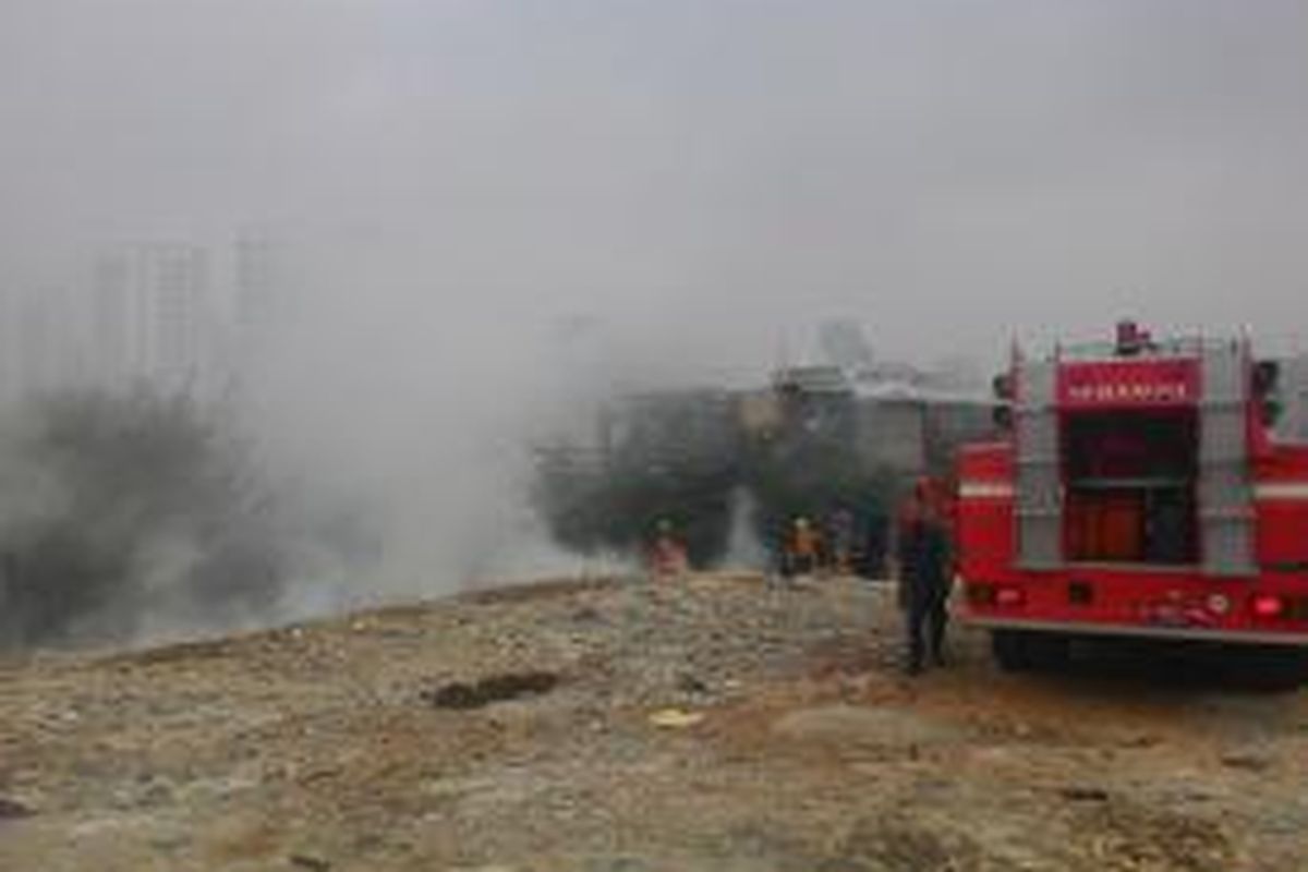 Kebakaran terjadi di sebuah tanah kosong di Jalan Karet Karya, Setiabudi, Jakarta Selatan pada Selasa (30/6/2015). Kebakaran diduga terjadi karena aktivitas membakar sampah yang kerap dilakukan warga di sana.