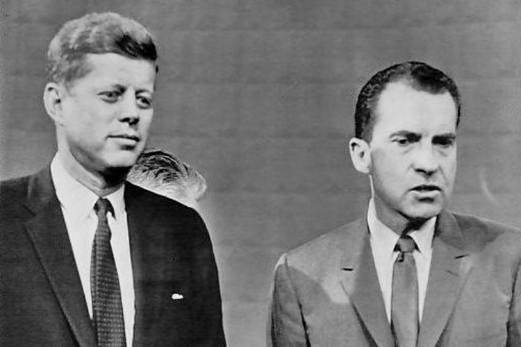 Senator John F Kennedy dan Wakil Presiden Richard Nixon sebelum memulai debat capres pertama di studio WBBM TV milik CBS, Chicago pada 26 September 1960.
