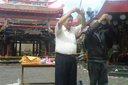 Umat Tri Dharma Gelar Ritual di Depan Puing Klenteng
