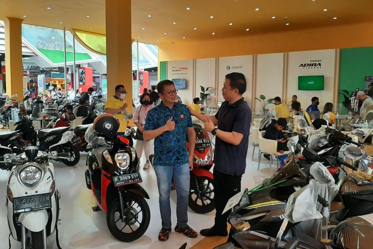 Direktur Portofolio PT Adira Dinamika Multi Finance Tbk, Harry Latif dan Deputy Director, Head of Retail Motorcycle Financing Adira Finance Andy Sutanto di Jakarta Fair Kemayoran 2022, Sabtu (25/6/2022).