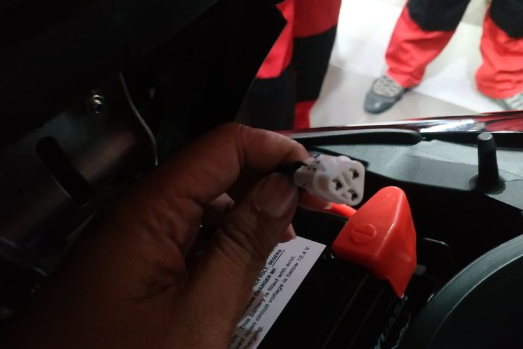 Kabel untuk menyambungkan Yamaha Diagnostic Tools di NMAX generasi baru.