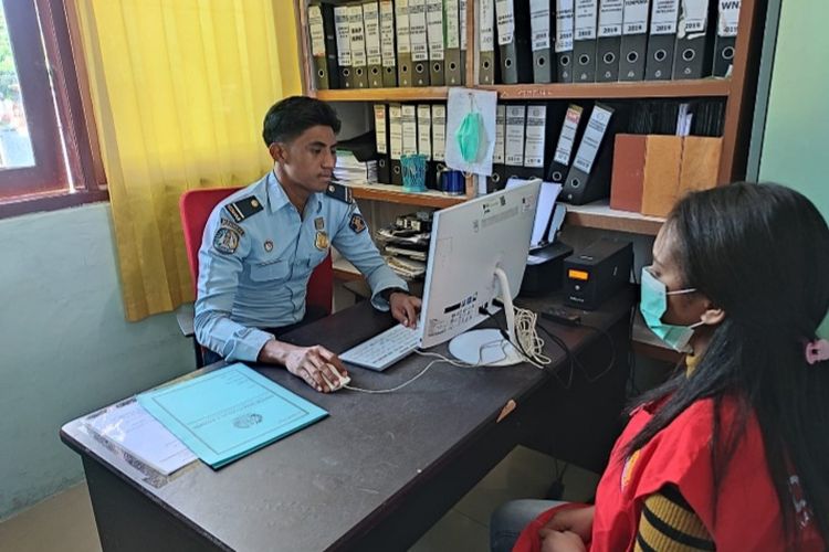 Foto: GS warga negara Timor Leste (kanan) saat menjalani pemeriksaan di Kantor Imigrasi Kelas II TPI Maumere.