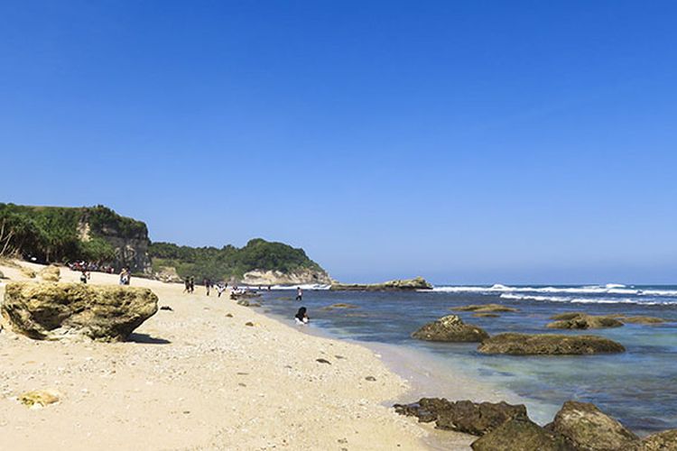 Pantai Buyutan dilihat dari sisi barat yang merupakan kawasan pantai berbatu.