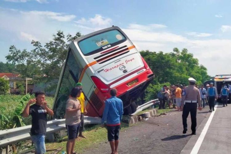 Bus Harapan Jaya masuk ke parit usai kecelakaan di Tol Sumo, Kamis (18/1/2024).