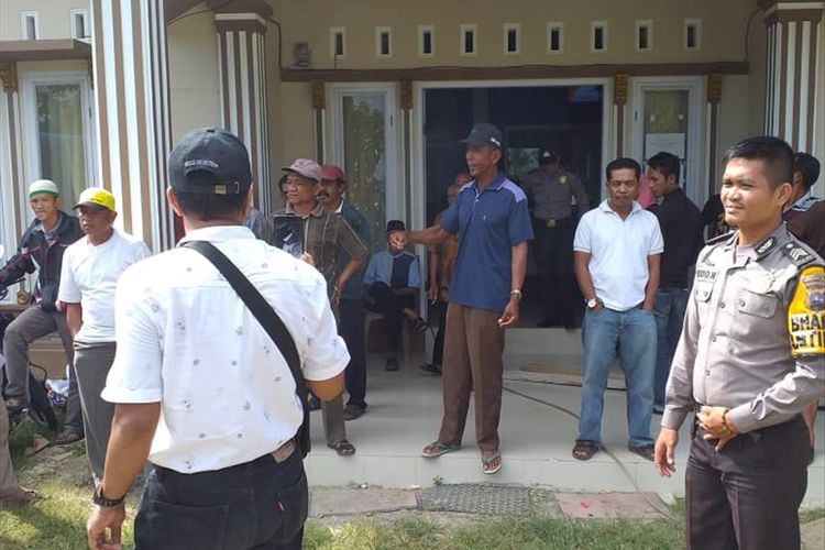 Petugas Polsek Ranah Pesisir berjaga-jaga di kantor wali nagari yang disegel warga, Senin (22/7/2019) (Dok: Polsek Ranah Pesisir)
