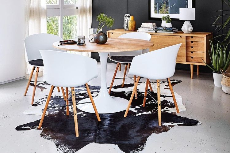 Karpet berbentuk abstrak bikin ruang makan tampil gaya 