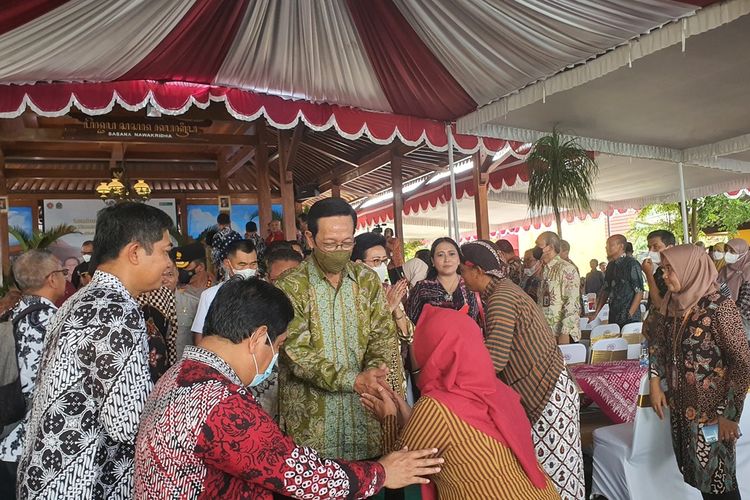 Gubernur DIY Sri Sultan HB X (batik hijau) bersalaman dengan warga seusai meresmikan Lumbung Mataraman di Kalurahan Bendung, Semin, Gunungkidul, Kamis (29/12/2022)