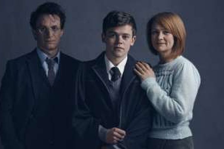 Jamie Parker, Sam Clemmett, dan Poppy Miller (dari kiri ke kanan) berperan sebagai Harry Potter, Albus Potter, dan Ginny Potter pada drama panggung Harry Potter and The Cursed Child. 