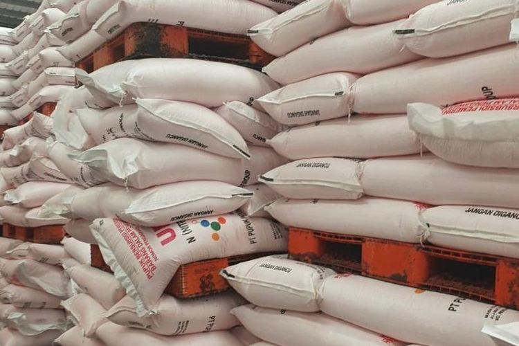 Gudang penyimpanan pupuk subsidi.