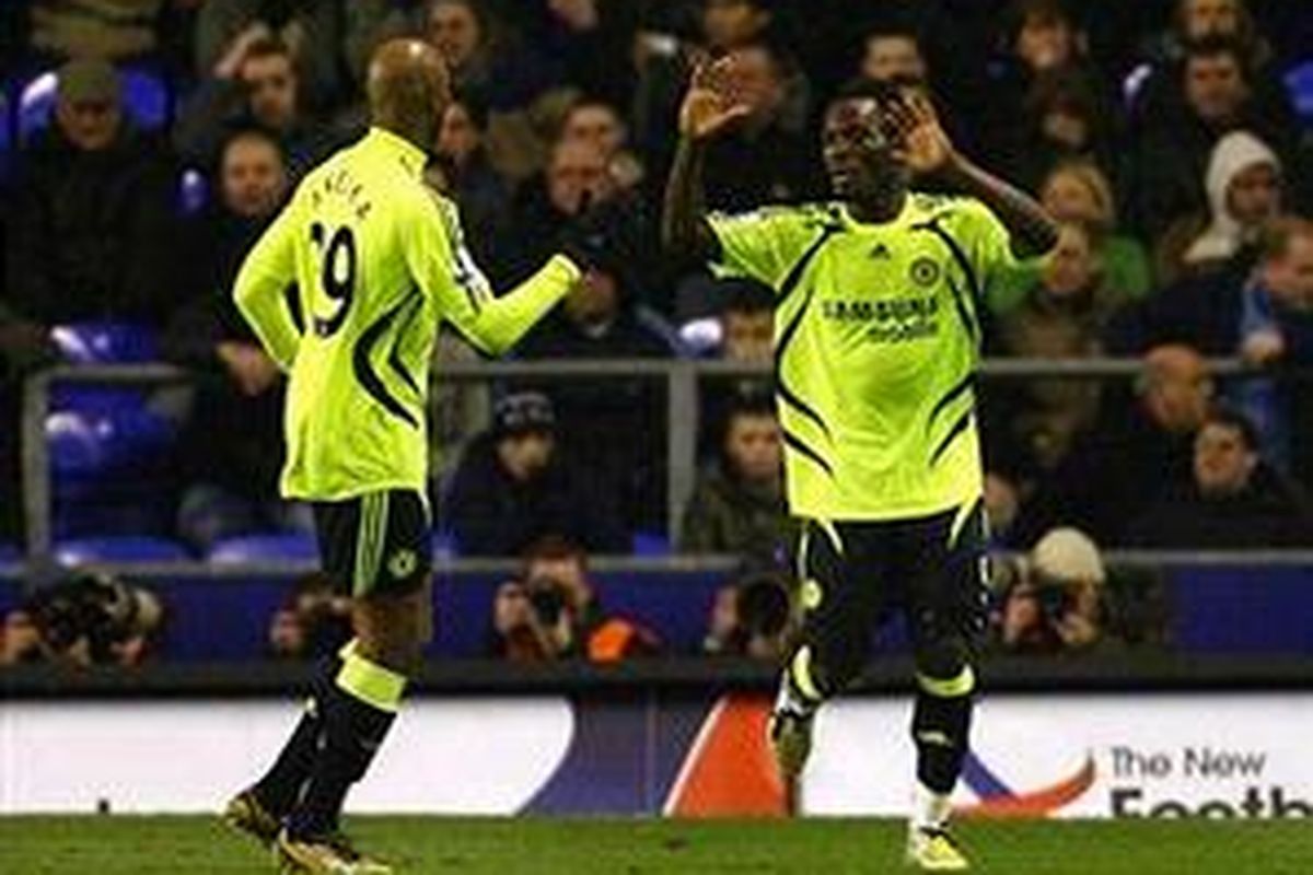 Michael Essien (kanan) mendapat sambutan dari Nicholas Anelka, usai mencetak gol ke gawang Everton.