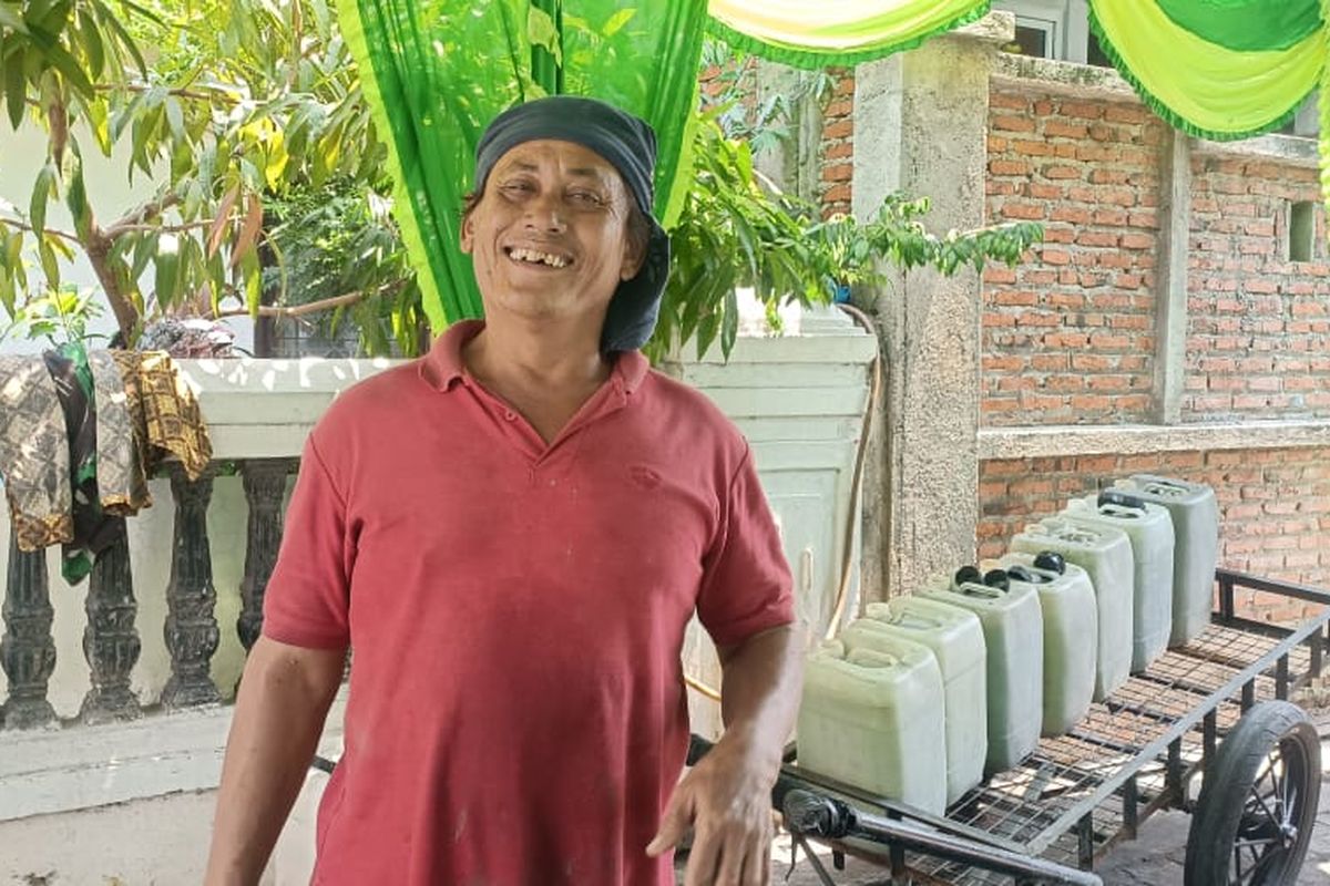 Maryono (58), pedagang air keliling saat ditemui Kompas.com di Jalan Maluku, Perumnas 3, Bekasi Timur, Kota Bekasi, Senin (4/9/2023). Ia adalah pedagang air keliling yang bisa mendapat rezeki lebih ketika musim kemarau sudah tiba.