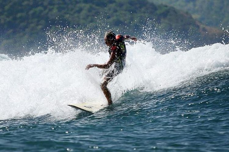 Kawasan ombak untuk selancar di Pantai Ubrug, Kawasan Mandalika, Lombok Tengah, NTB, Jumat (17/6/2016). Potensi kawasan pesisir Mandalika akan menjadi salah satu kawasan ekonomi khusus pariwisata yang dikembangkan untuk tujuan wisata unggulan Indonesia. Meski demikian, tantangan pembangunan sumber daya manusia serta pemberdayaan masyarakat lokal serta penataan kelestarian lingkungan akan dampak pembangunan besar perlu diperhatikan. 