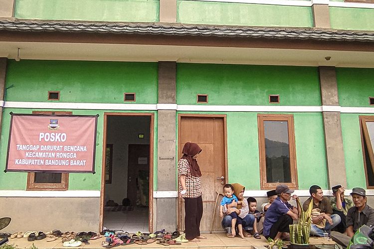 Masyarakat terdampak pergerakan tanah di Kampung Cigombong, Desa Cibedug, Kecamatan Rongga, Kabupaten Bandung Barat (KBB), Jawa Barat meninggalkan posko pengungsian, Rabu (13/3/2024).