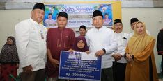 Safari Ramadhan ke Minas, Wabup Husni Merza Serahkan Bantuan untuk Anak Yatim hingga Rehab RTLH