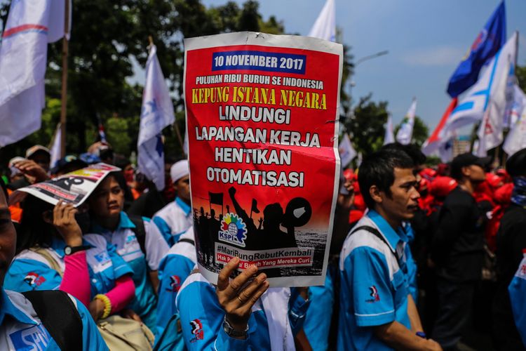 Massa dari berbagai organisasi buruh melakukan aksi unjuk rasa di depan Balai Kota DKI Jakarta, Jalan Medan Merdeka Selatan, Sabtu (10/11/2017). Buruh menolak upah minimum provinsi DKI Jakarta 2018 yang telah ditetapkan Gubernur DKI Jakarta Anies Baswedan. KOMPAS.com/GARRY ANDREW LOTULUNG