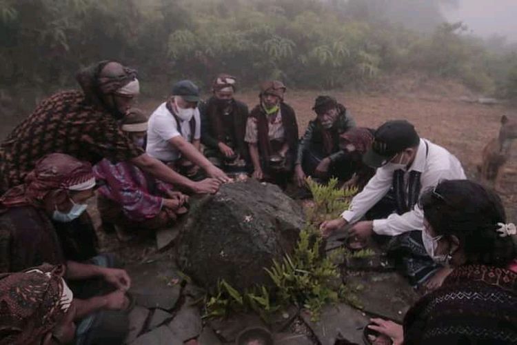 Foto : Upacara seremoni Pati Ka (memberi makan dan minum kepada Leluhur di Kelimutu), Kabupaten Ende, NTT, beberapa waktu lalu.