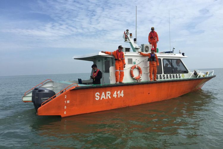 Tim SAR gabungan saat mengevakuasi 3 korban kapal tenggelam di Jambi