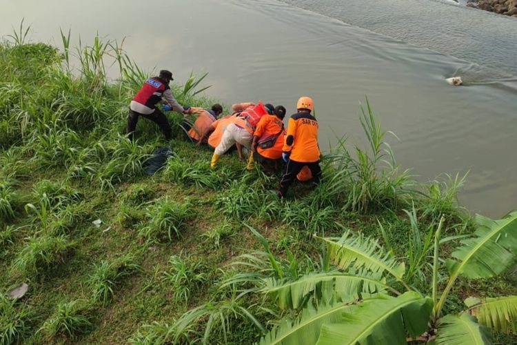 Tim SAR evakuasi mayat di Sungai Progo, Kalurahan Brosot, Kapanewon Galur, Kabupaten Kulon Progo, Daerah Istimewa Yogyakarta. Tidak ditemukan identitas pada diri mayat itu.