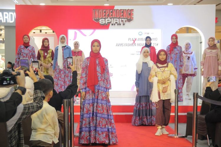 Belasan produk fesyen karya anak-anak pesantren dipamerkan dalam acara Fashion Show Kemerdekaan di Ambarukmo Plaza Yogjakarta pada Sabtu (13/8/2022).
