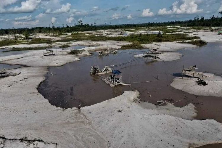 Direktorat Jenderal Penegakkan Hukum (Gakkum) Kementerian Lingkungan Hidup dan Kehutanan (KLHK) bersama tim aparat gabungan menghentikan penambangan ilegal di Cagar Alam (CA) Mandor, Kecamatan Mandor, Kabupaten Landak, Provinsi Kalimantan Barat.