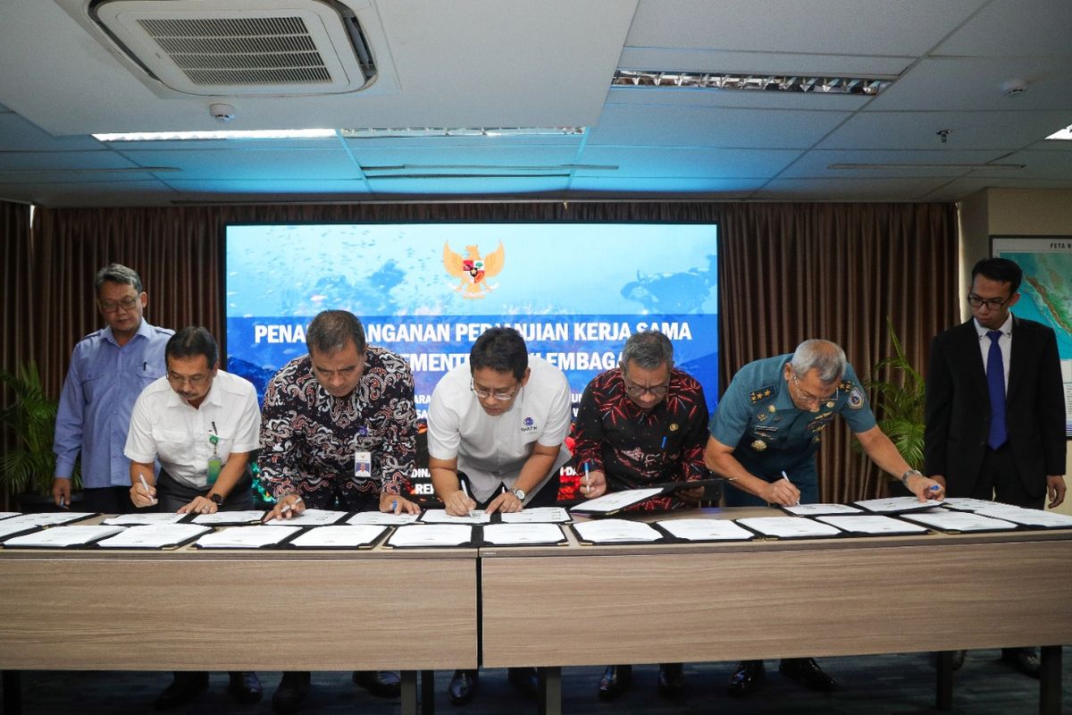 Penandatanganan kerja sama terkait kemaritiman oleh Plt Deputi Bidang Koordinasi Kedaulatan Maritim dan Energi, Purbaya Yudhi di Jakarta, Rabu (12/2/2020).