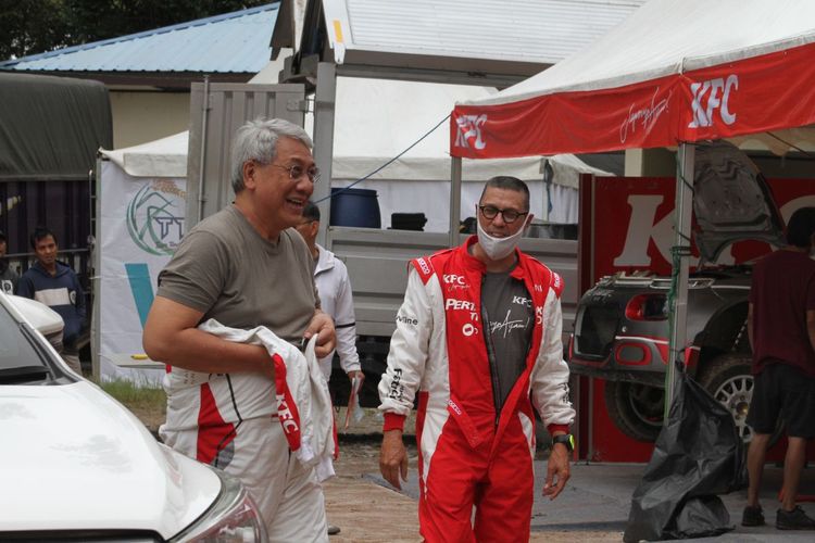 Pereli senior Ricardo Gelael dengan navigator Anthony Sarwono setelah menjajal lintasan pada sesi shake down Danau Toba Rally 2021, Jumat (10/12/2021).