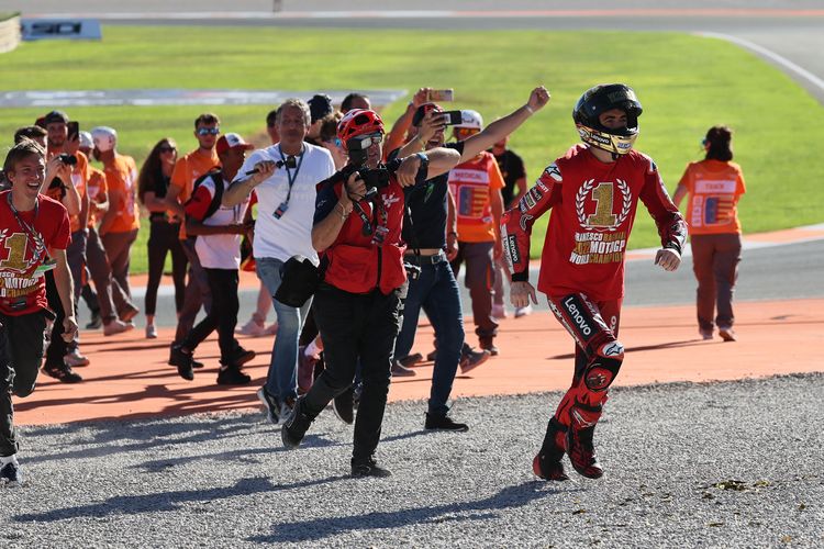 Pebalap Ducati asal Italia Francesco Bagnaia (kanan) merayakan gelar juara dunia MotoGP 2022 setelah balapan Grand Prix MotoGP Valencia di Ricardo Tormo di Cheste, Valencia, pada Minggu 6 November 2022.