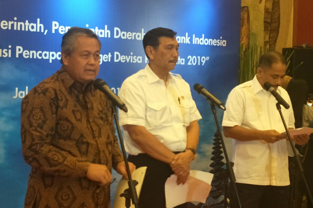 Konferensi pers usai rapat koordinasi pemerintah pusat, pemerintah daerah dan Bank Indonesia di Jakarta, Senin (18/3/2019)