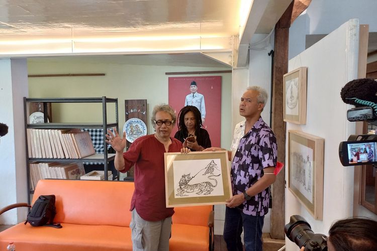 Butet serahkan lukisan ngerem keserakahan kepada Ganjar Pranowo, Minggu (16/10/2022) di kediamannya di Bantul