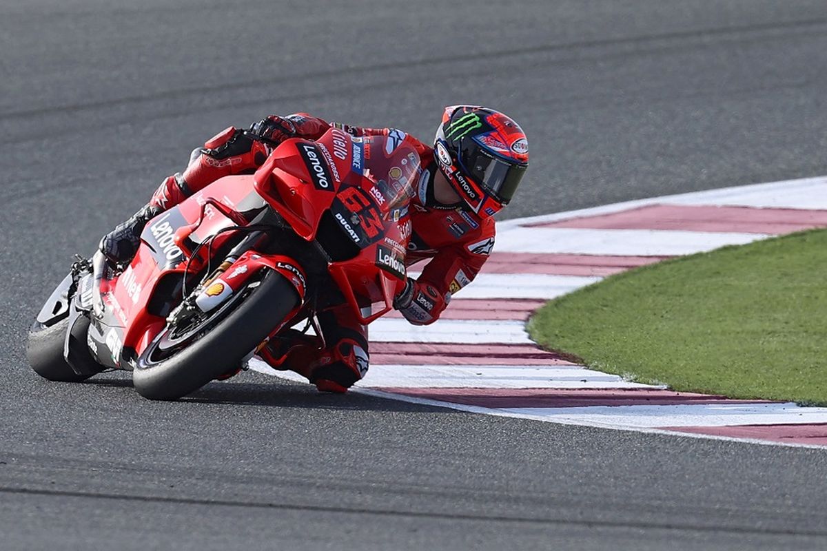 Pebalap Ducati Francesco Bagnaia saat lap pemanasan jelang MotoGP Qatar di Sirkuit Losail pada 28 Maret 2021.