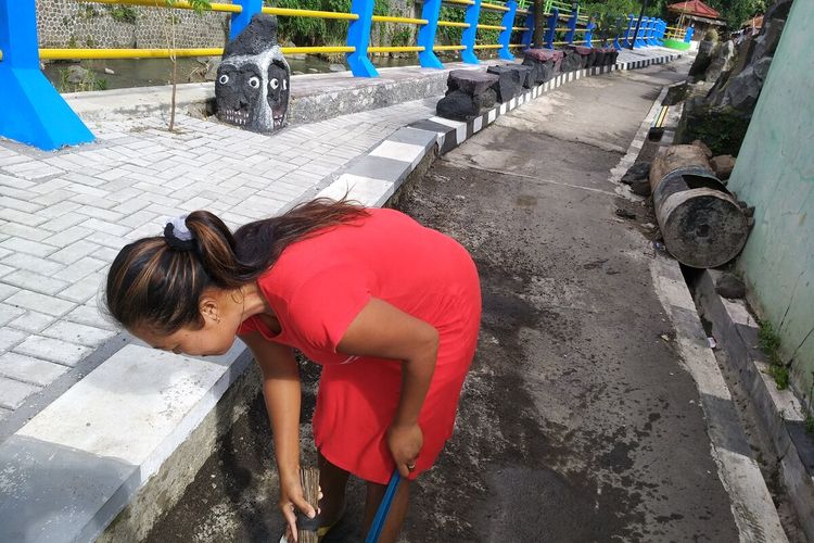 Taman bermain dan tempat nongkrong warna warni dibangun oleh masyarakat di bantaran Sungai Ciloseh demi meningkatkan kesadaran masyarakat sekitar untuk tak buang sampah ke sungai di Kelurahan Panyingkiran, Kecamatan Indihiang, Kota Tasikmalaya, Jumat (21/2/2020).