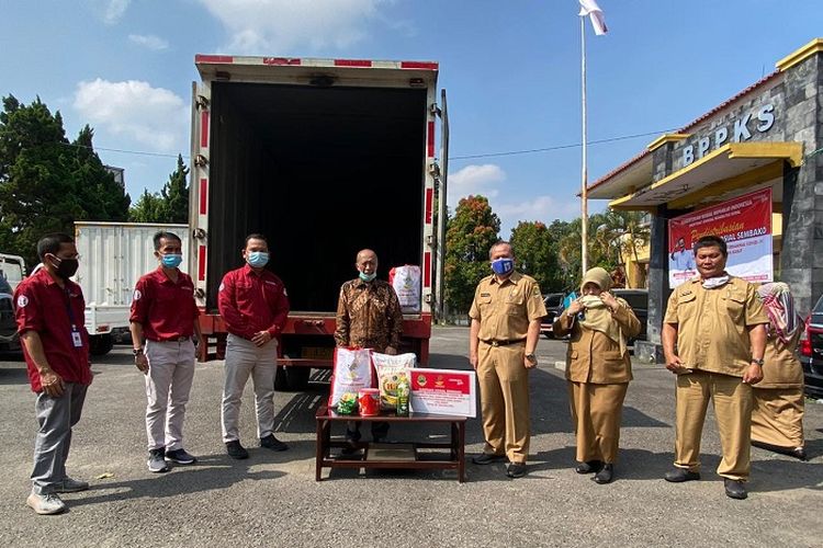 Penyerahan bantuan paket sembako kepada lansia, di Kantor Dinsos Jabar, Kota Cimahi, Selasa (30/6/2020).