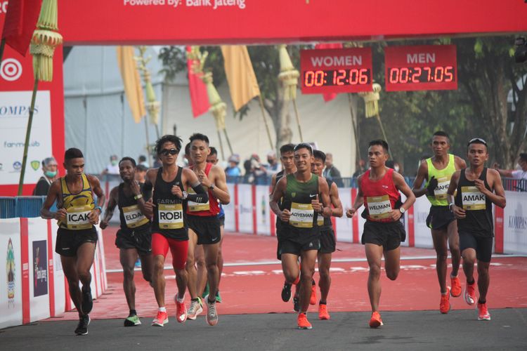 Rombongan peserta lari putra Elite Race Borobudur Marathon 2020 melintasi rute di kawasan Candi Borobudur, Minggu (15/11/2020) pagi WIB.