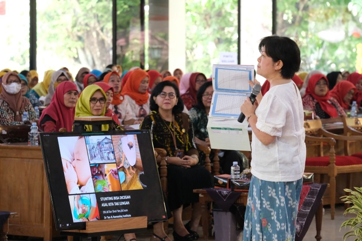 Dr dr Tan Shot Yen, MHum, saat mengisi materi tentang stunting dalam seminar bertajuk ?Peran Kader dan Tenaga Kesehatan dalam Penurunan Stunting? yang digelar di Pendapa Ageng Kabupaten Klaten, Jawa Tengah, Kamis (12/10/2023). 