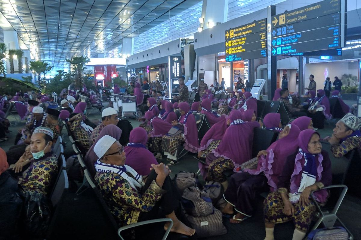 Ratusan Jamaah Umroh asal Lombok terlantar di Terminal 3 Bandara Soekarno-Hatta, Kamis (27/2/2020)