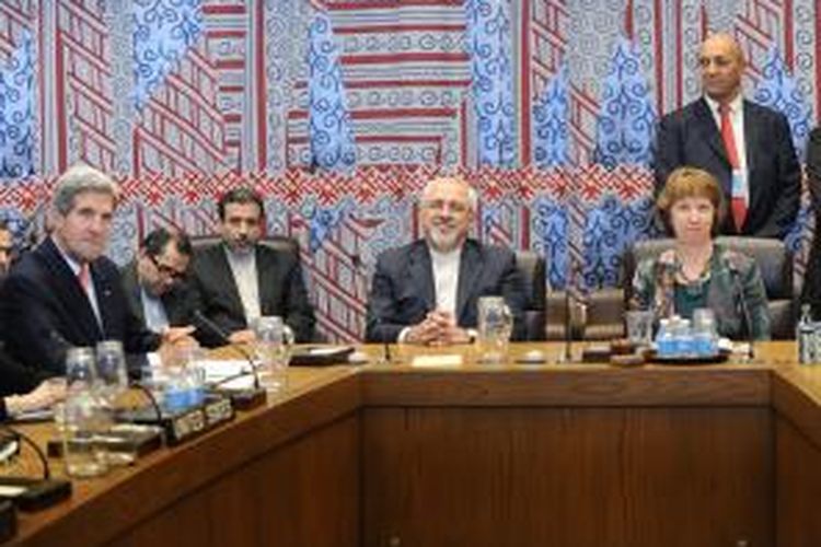 Menlu AS John Kerry, Menlu Iran Mohammad Javad Zarif, dan perwakilan Uni Eropa Catherine Ashton menggelar pembicaraan di markas besar PBB New York terkait program nuklir AS. Ini adalah kali pertama pejabat tinggi AS dan Iran menggelar pertemuan resmi sejak Revolusi Iran 1979.