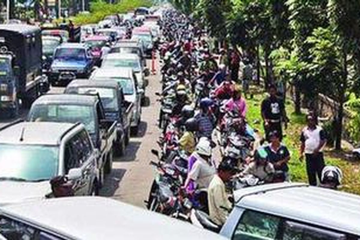 Ribuan kendaraan mengantre hingga sekitar 1 kilometer untuk membeli premium di Stasiun Pengisian Bahan Bakar untuk Umum Percontohan PT Pertamina, Jalan A Yani, Kota Pontianak, Kalimantan Barat, Selasa (8/3/2011). Kondisi yang sama juga terjadi di hampir semua SPBU di Kota Pontianak dan wilayah lain di Kalimantan Barat dalam dua hari terakhir. Pasokan bahan bakar minyak ke SPBU terganggu karena tanker Pertamina terlambat masuk depo.