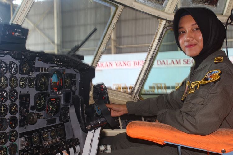 Letda Pnb Anisa Amalia Octavia (25) penerbang hercules wanita pertama di Indonesia saat berada di dalam cockpit pesawat hercules di Skadron Udara 32 Lanud Abdulrachman Saleh, Kabupaten Malang, Kamis (10/10/2019).