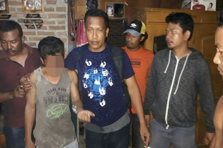 Pelaku saat diamankan polisi