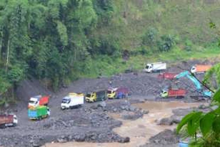 Aktivitas penambangan diduga ilegal di aliran Sungai Pabelan, Kecamatan Sawangan, Kabupaten Magelang, Jawa Tengah, Selasa (29/3/2016).